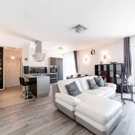 NEW LUXURY APPARTAMENTO 50 mt DAL MARE Apartment *